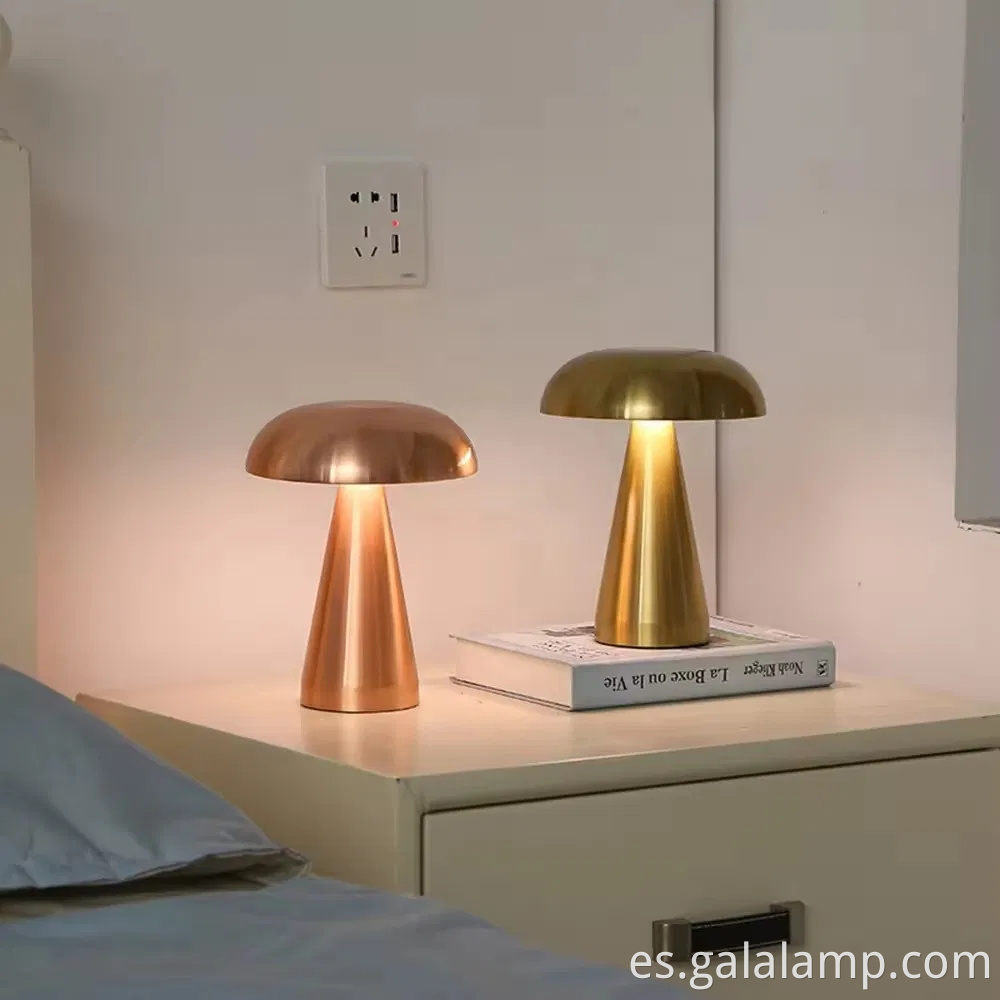 Lámpara de escritorio de metal recargable de inspiración vintage para un ambiente acogedor